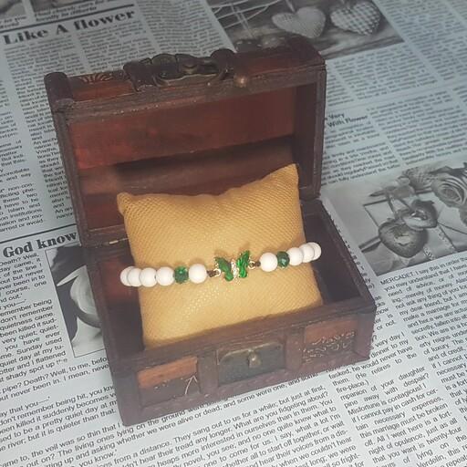 دستبند زنانه
ساخته شده از سنگ اونیکس سفید مات و کریستال سبز دارای گره کشویی (فری سایز)