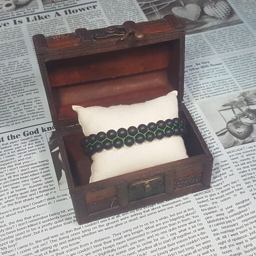 دستبند دو ردیفه (دو رج)
ساخته شده از سنگ اونیکس مشکی مات و  نخ سبز دارای گره کشویی (فری سایز)
