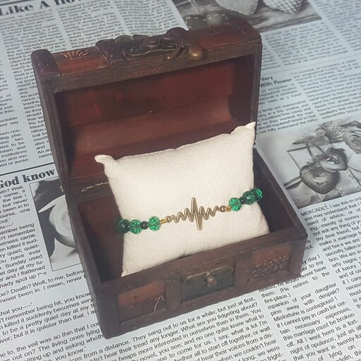 دستبند زنانه
ساخته شده از سنگ کریستال سبز و اونیکس مشکی براق دارای گره کشویی (فری سایز)