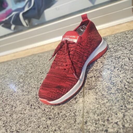 کفش اسپرت اسکیچرز  قرمز با زیره سفید و قرمز ،بسیار سبک و با دوام