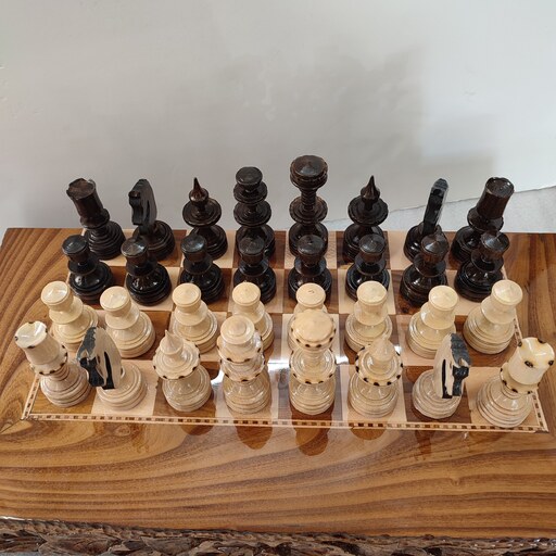 مهره شطرنج چوبی خراطی شده و سوخته کاری شده با روکش پلی استر درجه 1