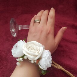دستبند گل رز ونسترن سفید مصنوعی  مناسب عقد عروسی نامزدی تولد ساقدوش آتلیه فرمالیته 