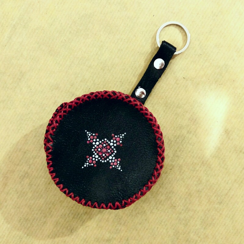 کیف هندزفری چرمی مشکی با طرح نقطه کوبی قرمز و نقره ای