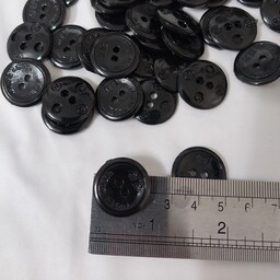 دکمه مانتویی سیاه پک پنجاه تایی دکمه مشکی دو سانتی دکمه سیاه دوسوراخ عمده هم موجود در خرازی نفیس