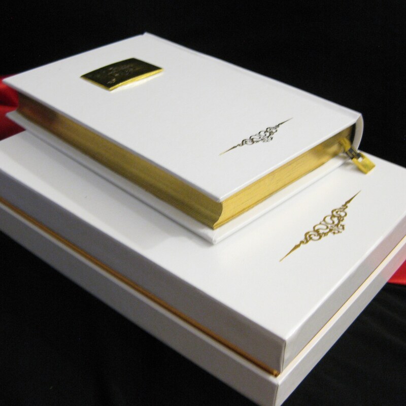 قرآن لوکس سفید با جعبه برای سفره عقد اثر هنری با طراحی مدرن    نشر نفیس پارسیان 