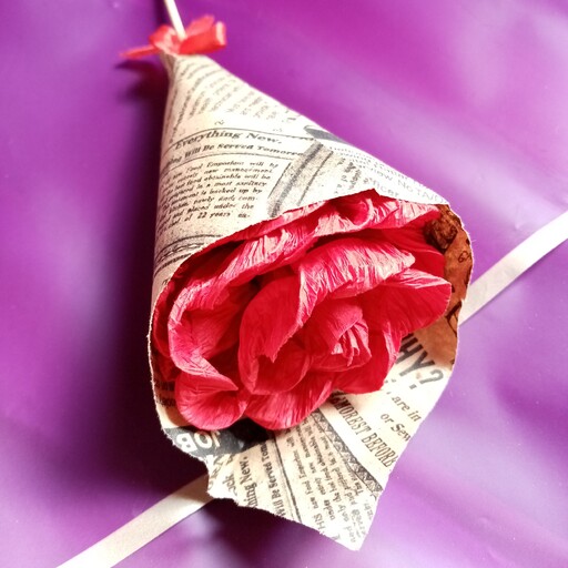 گل کاغذی قرمز تهیه شده با کاغذ کشی