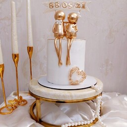 کیک خامه ای  خونگی با رنگ سفید طلایی با تم سالگرد عقد و ازدواج(1کیلو800گرم)