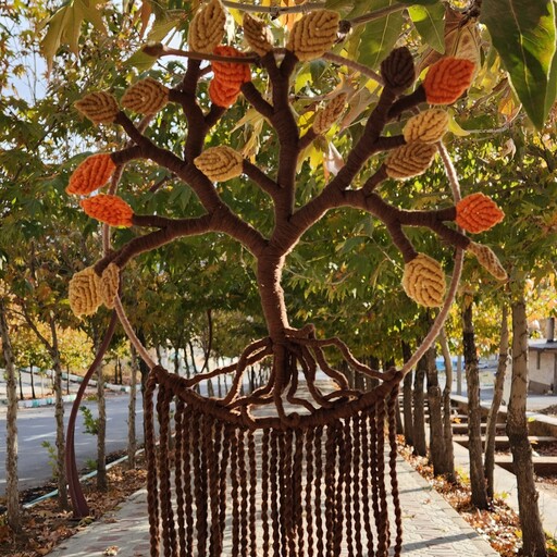 دیوار کوب مکرومه ی درخت زندگی با رنگهای  پاییزی  یا بهاری با الهام از طبیعت وزن حدود 250 گرم