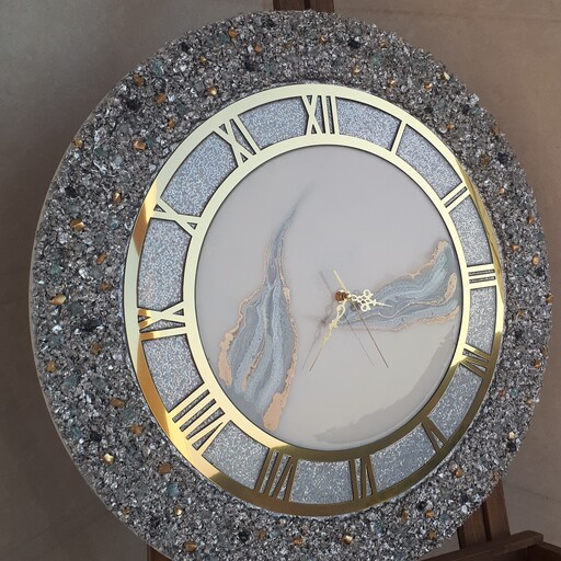 ساعت دیواری طرح رویا یطر 40 کار شده با کریستال نقره ای و اعداد و عقربه مولتی طلایی رنگ ثابت
