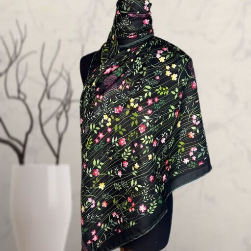 روسری سوپر نخ طرح  گل بوته زمینه مشکی قواره 120 دور دوز منگوله دار