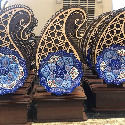 تندیس مینا بته جقه تهیه شده از چوب و بشقاب از جنس مس باکیفیت نقاشی دست هنرمندان اصفهان