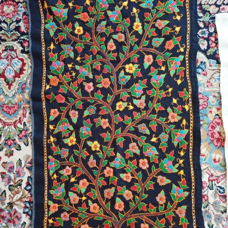 تابلو سورمه ایی .پشم درجه یک و با نخ فانتزی سنتی دوخته شده 