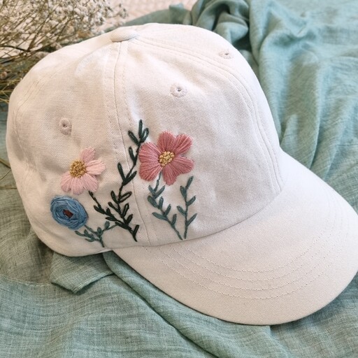 کلاه بیسبالی گلدوزی شده با دست رنگ کرم قابل اجرا در رنگ های متنوع 