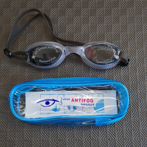 عینک شنا کیفی بهمراه یک جفت گوشگیر مناسب بچه ها