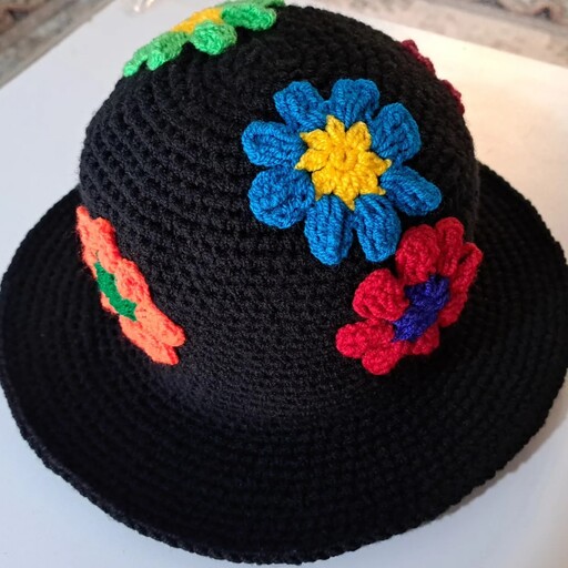 کلاه دخترانه دست بافت با گلهای های رنگی بافته شده با کاموای اکریلتاب