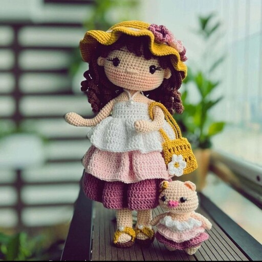 عروسک دستبافت دختر امیلی با سایز تقریبی 27 سانت و رنگبندی قابل تغییر 