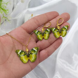 نیم ست پروانه سبز رزینی با اتصالات رنگ ثابت شامل گردنبند و گوشواره