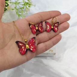 نیم ست پروانه قرمز ورق طلا رزینی شامل گردنبند و گوشواره با اتصالات رنگ ثابت و ضدحساسیت