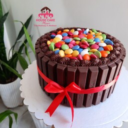 کیک تولد خامه ای فول شکلاتی با تزیین تک تک و اسمارتیز