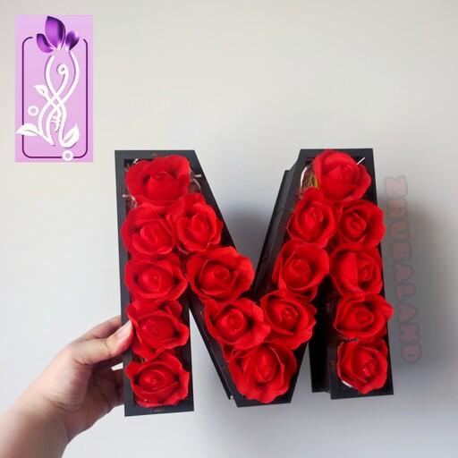 باکس گل حروف حرف m  با رز مصنوعی قرمز . باکس هدیه کادو