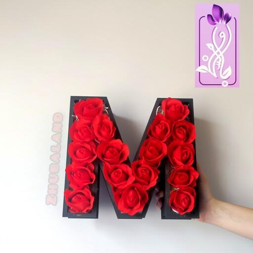 باکس گل حروف حرف m  با رز مصنوعی قرمز . باکس هدیه کادو