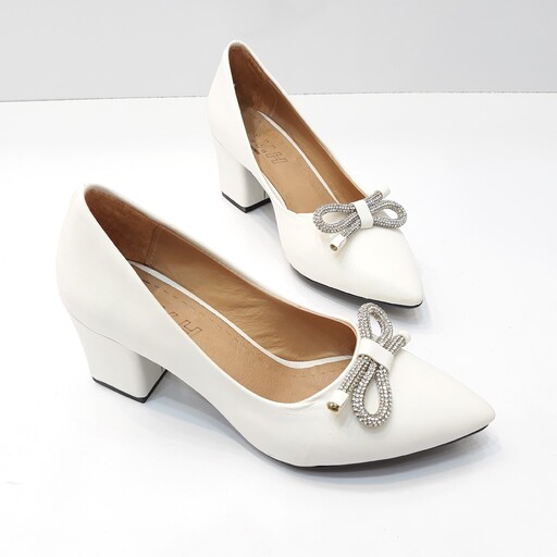 کفش زنانه مجلسی پاشنه بلند نوک تیز در رنگبندی سفید و مشکی با ارسال رایگان