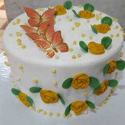 کیک تولد با روکش خامه و تزئین گل 