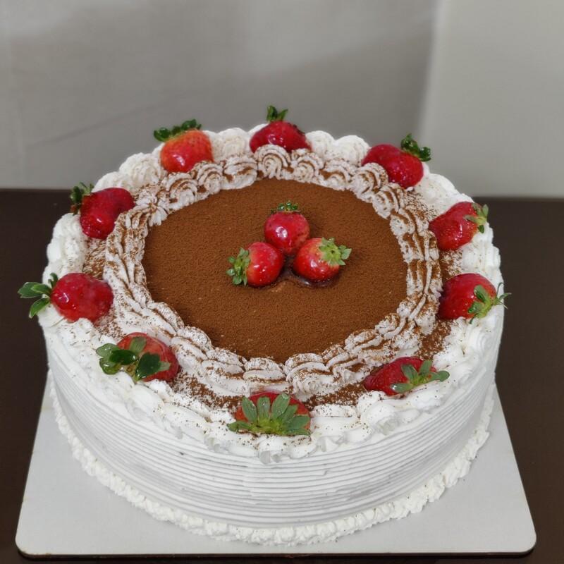 کیک برای مراسم مولودی، کیک شکلاتی با فیلینگ خامه نسکافه ای و موز و گردو، وزن 3 کیلوگرم 