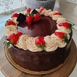 کیک تولد خانگی شکلاتی با فیلینگ خامه نسکافه ای و شاتوت و تزیین گاناش براق، وزن 2.000 کیلوگرم