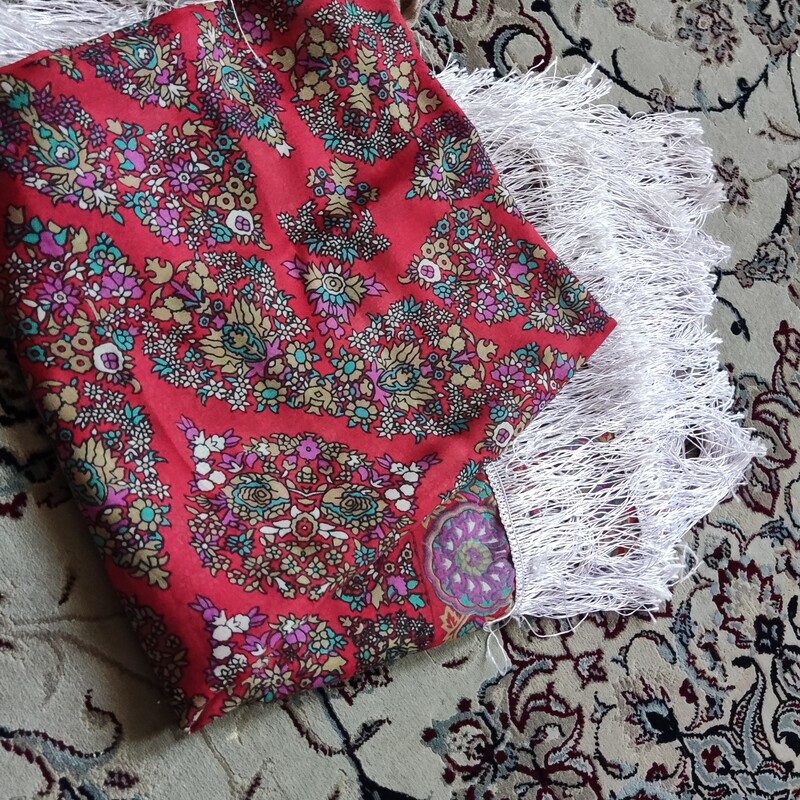 روسری نخی گلدار ترکمن با ریشه ابریشمی سفید رنگ زمینه اجری