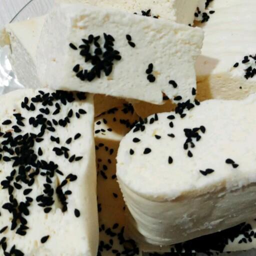 پنیر لاکتیکی محلی  همراه با سیاهدانه 