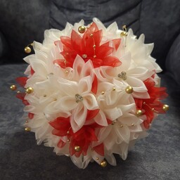 دسته گل عروس مصنوعی،جنس پارچه حریر  ،ترکیب دورنگ قرمز و نباتی،سایز متوسط