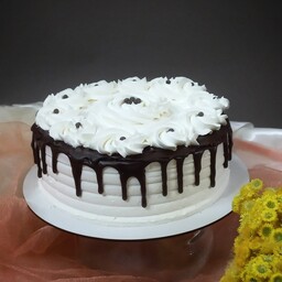کیک تولد با فیلینگ موز و گردو، قابل سفارش با کیک شکلاتی و ردولوت 