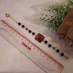 دستبند رزینی قلب با مهره های کریستالی و  مهره حدید طلایی با قاب برنجی قابل تنظیم با دست 