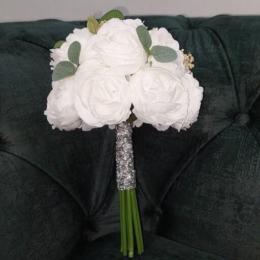 دسته گل مصنوعی عروس ترکیبی از گل های پیونی و گل خشک و اکالیپتوس بسیار با کیفیت و زیرساز تمیز و دسته ی گل کارشده است.