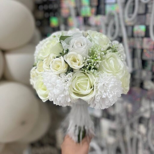 دسته گل مصنوعی عروس.ترکیبی از گل رز و ژیپسوفیلا.پایین کار دیزاین شده با پر و برگ.گل ها وارداتی و بسیار با کیفیت