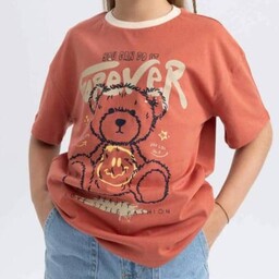 تیشرت دخترانه به رنگ آجری با طرح خرس تدی برند دفکتو مناسب 7 تا 8 سال