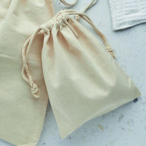 کیسه پارچه ای جمع شو سفید دونه ای 13 در 18 سانت جنس طبیعی مناسب ساخت گیفت و بسته بندی سبزیجات آجیل صابون گیاه دارویی