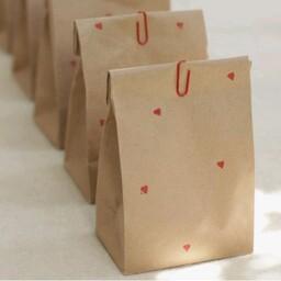 پاکت کرافت حجم دار 10 عددی سایز 10 در 17 با طرح قلب ریز قرمز  مناسب بسته بندی محصول