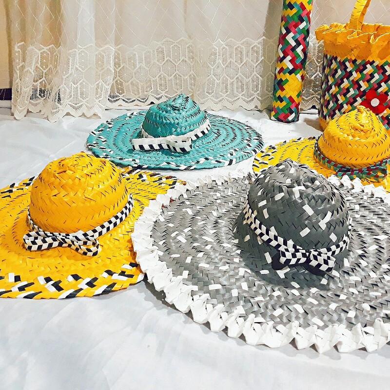 کلاه حصیری دستبافت در انواع رنگ و طرح کاری زیبا و سنتی تسمه بافی 