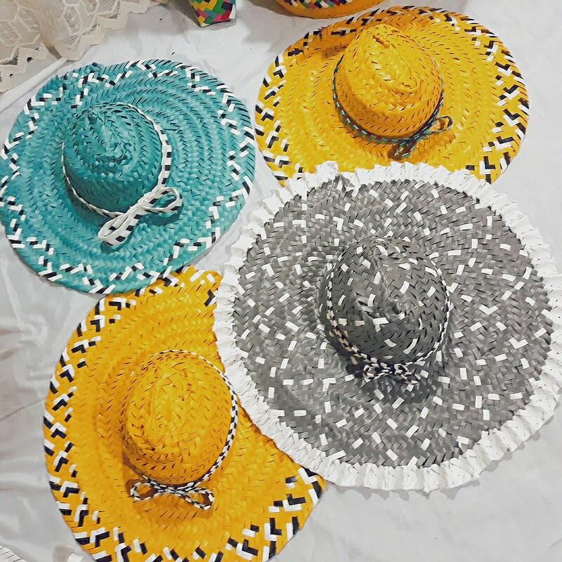 کلاه حصیری دستبافت در انواع رنگ و طرح کاری زیبا و سنتی تسمه بافی 
