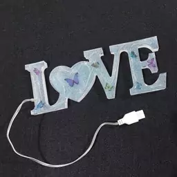 چراغ خواب تمام رزینی LOVE با تزئین پروانه های زیبا. آماده استفاده با کابل USB