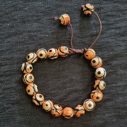 دستبند زنانه نارنجی و سفید رنگ جنسش از سنگه 