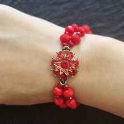 دستبند قرمز زنانه با پلاک گل دوردیفه 