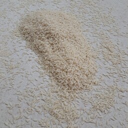 برنج ماسو ( طارم هاشمی ) هر کیسه 10 کیلو گرم قد برنج متوسط رنگ سفید مایل به شیره ای