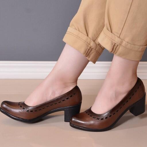 کفش کلاسیک 
مدل بانو
پاخوری شیک 
رویه چرم صنعتی کیفیت بالا   
پاشنه پیو  ترک 5 سانت

size37 ta 40
پرفروش 
کیفیت عالی