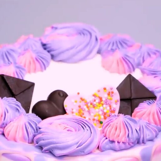 کیک تولد خانگی مخصوص دورهمی های خاطره انگیز شما با دیزاین عکس شکلاتی و روکش خامه