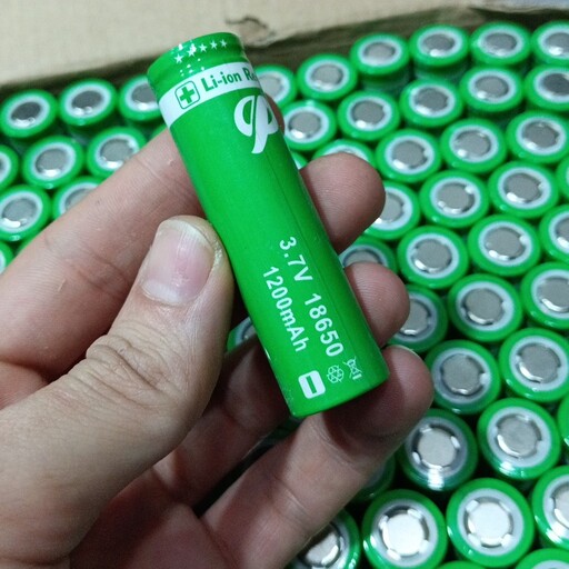 باتری لیتیومی 3.7v ولت 18650 قابل شارژ  مناسب چراغ قوه لیزر و لوازمی که از این نوع باتری استفاده شده در فروشگاه قشمی شاپ