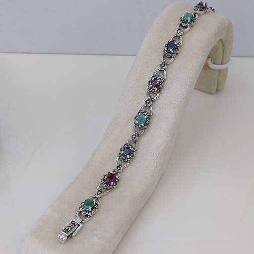 دستبند نقره زنانه عیار نقره 925 تایلندی با سنگهای اصلی و طبیعی زمرد ، یاقوت سرخ ، یاقوت کبود 
