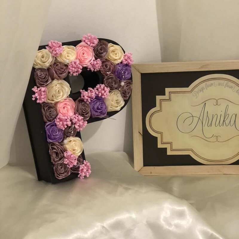 باکس گل حرف انگلیسی دیزاین شده با گل رز روبانی آرنیکا گل